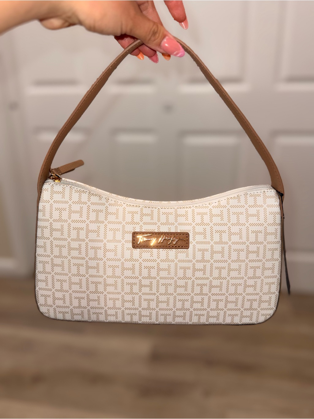 Tommy Hilfiger White & Tan Monogram Shoulder Bag Nwt